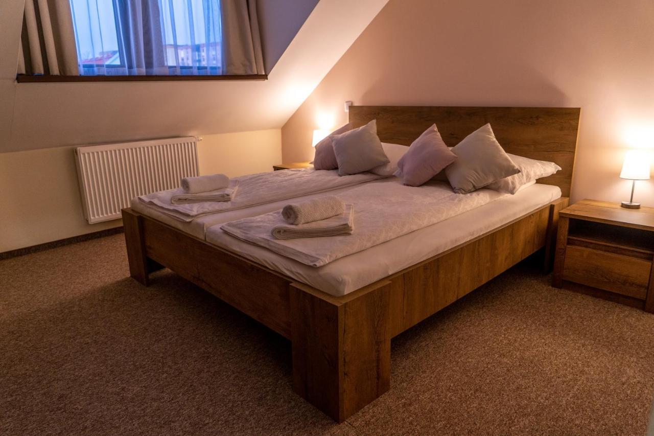 Rozsa Etterem & Panzio Bed & Breakfast Pecs Exterior photo