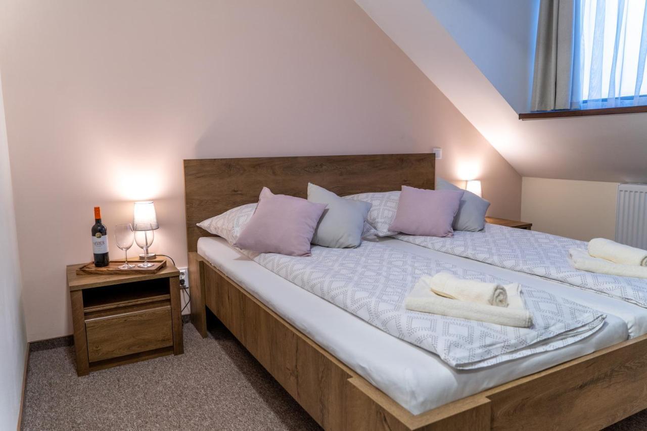 Rozsa Etterem & Panzio Bed & Breakfast Pecs Exterior photo