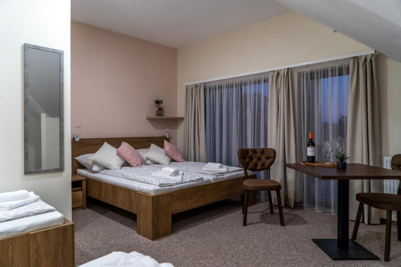 Rozsa Etterem & Panzio Bed & Breakfast Pecs Exterior photo