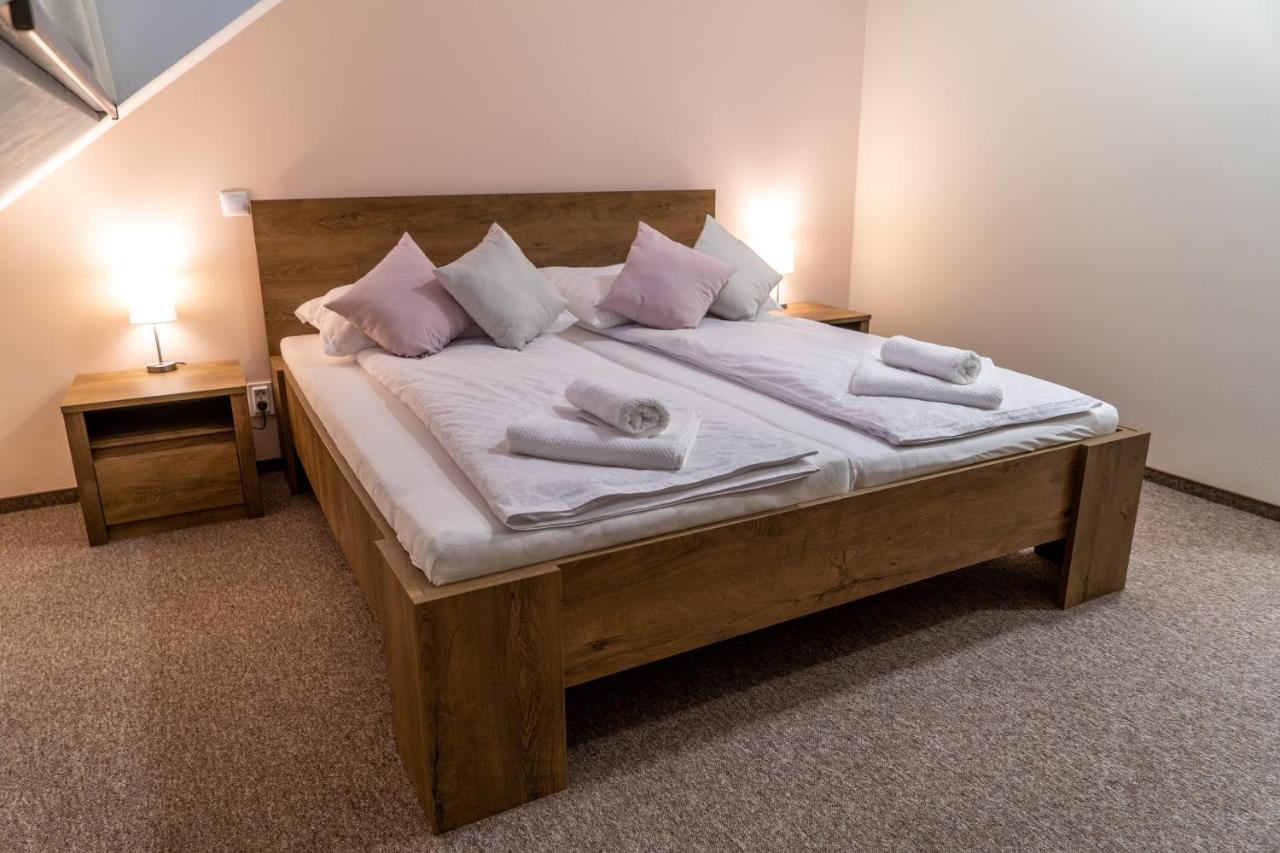 Rozsa Etterem & Panzio Bed & Breakfast Pecs Exterior photo