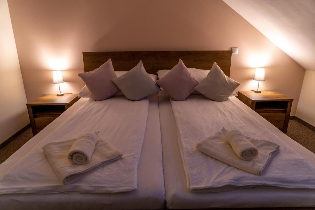 Rozsa Etterem & Panzio Bed & Breakfast Pecs Exterior photo