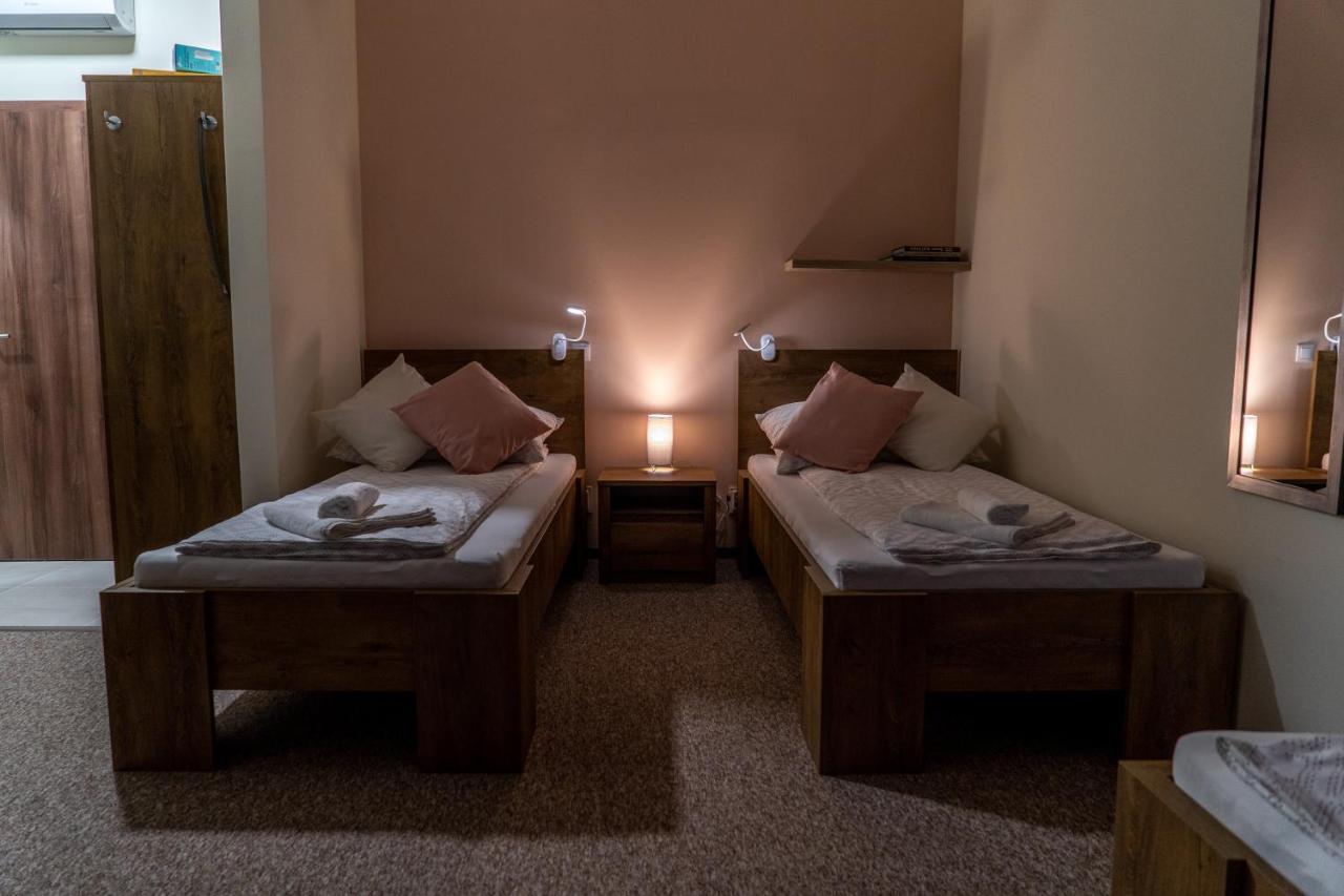 Rozsa Etterem & Panzio Bed & Breakfast Pecs Exterior photo